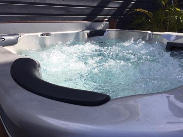 Nicole Residence Avec Piscine Chauffee & Jacuzzi Saint-André Kültér fotó