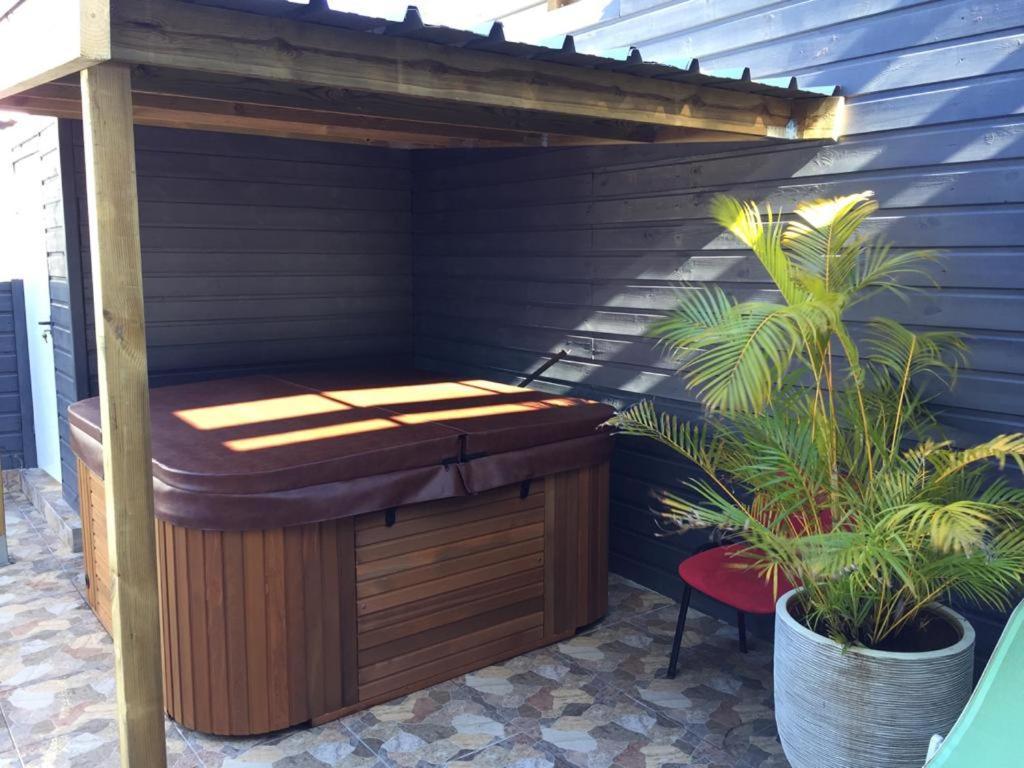 Nicole Residence Avec Piscine Chauffee & Jacuzzi Saint-André Kültér fotó